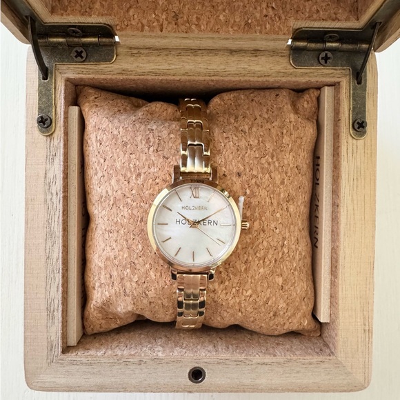 Holzkern Accessories - Gold Minimalist Watch with Polished Finish